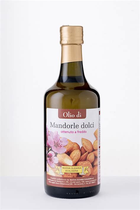 L'olio di mandorle ha tutte le qualità che lo rendono un perfetto olio per capelli, con il vantaggio aggiunto di essere super leggero e aromatico. Olio di mandorle dolci - Nuova Olearia Scaligera