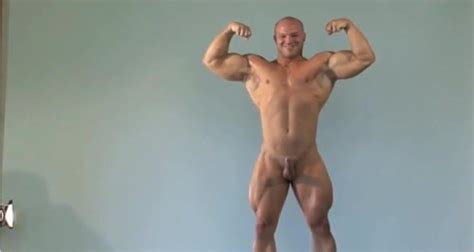 bodybuilder posing with a boner gay porn 72 xhamster