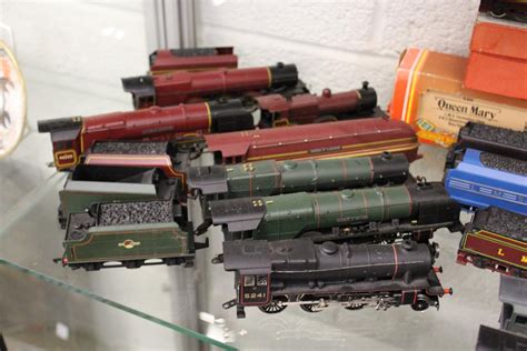 collection  hornby double oo gauge trains  carriages