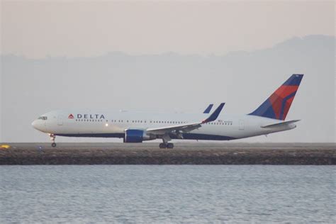 Delta Boeing 767 300 N198dn Winglets Touchdown Sfo Dsc 00