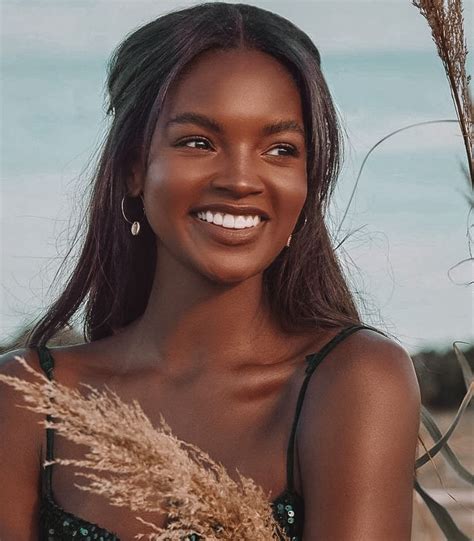 pin by 𝐒𝐎𝐅𝐈𝐀 on girls beautiful black girl woman smile thick hair