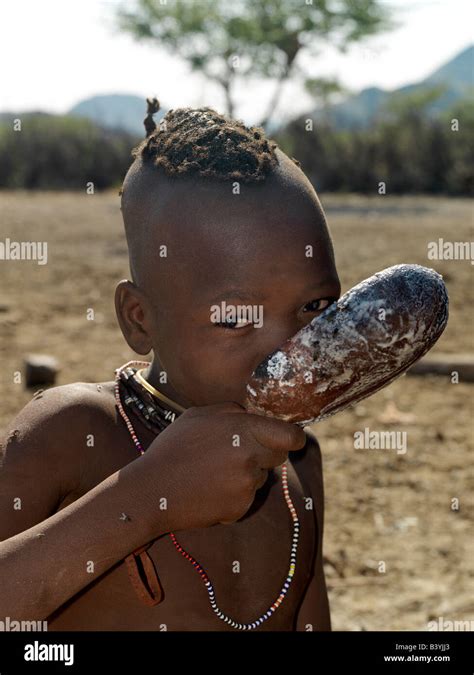 Junge Aus Dem Himba Stamm Fotos Und Bildmaterial In Hoher Auflösung