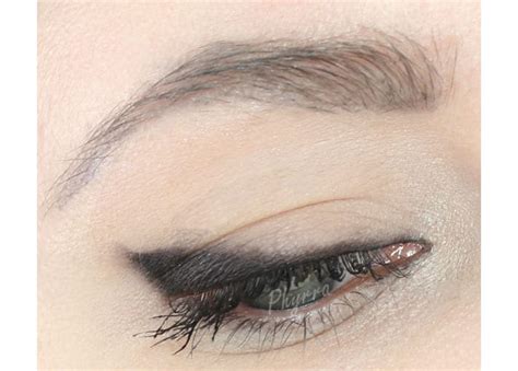 simple smoked cat eye liner on hooded eyes and pale skin
