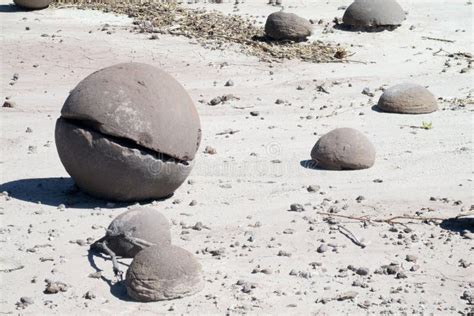 ronde steen met een barst  ischigualasto stock foto image  argentinie vorming