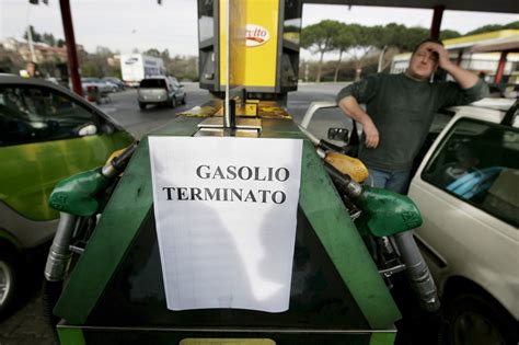 toeristen opgelet geen benzine langs italiaanse snelwegen