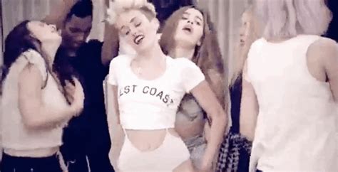 Miley Cyrus Had Some Lesbian Moments In Her New Video