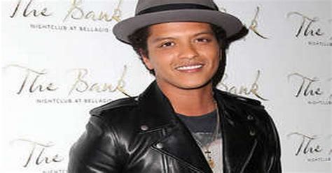 bruno mars and rihanna are most pirated artists of 2013