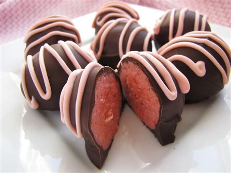 delicious    strawberry cake balls