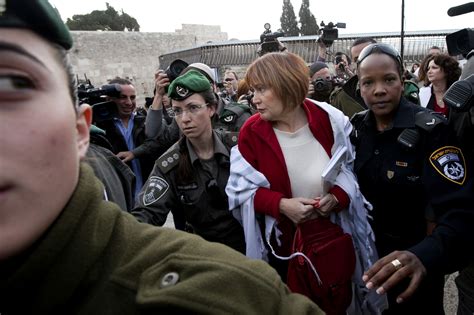 jerusalem police detain 5 women at western wall for