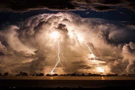 powerful thunderstorm  measured produced  billion volts