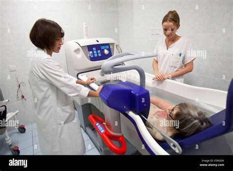 Krankenschwestern Baden Ein Patient In Einem Ultraschall Badewanne Mit