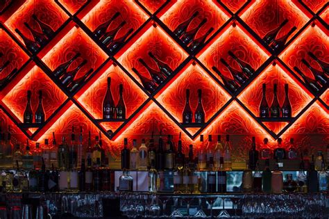 verlichte bar met drankflessen fotobehang fotobehangnl