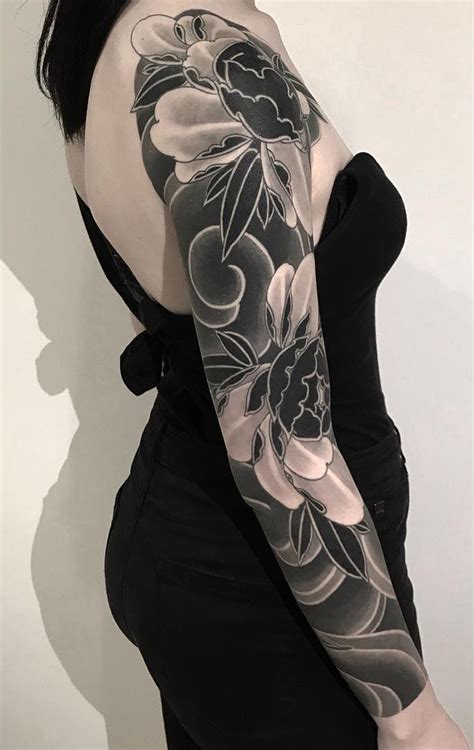 Cool Blackout Tattoo Ideas For Women © Tattoo Artist Lupo Horiokami 💖💖💖