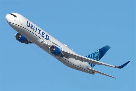 united unraveled   airlines largest hub simple flying