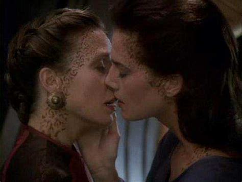Image Lenara Kahn And Jadzia Dax Kiss  Malf
