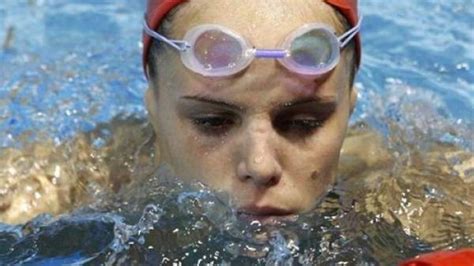la nadadora francesa laure manaudou se ve obligada a