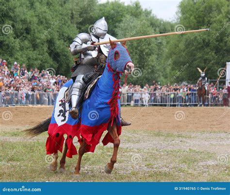 ridder  zwaar pantser op een paard en met een lans stock afbeelding image  blauw