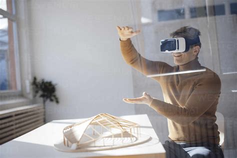 Lächelnder Architekt Der Einen Virtual Reality Simulator Trägt Und Am