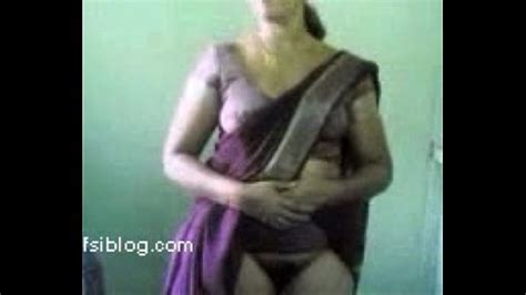 lifting her saree up shoing her secret area xvideos