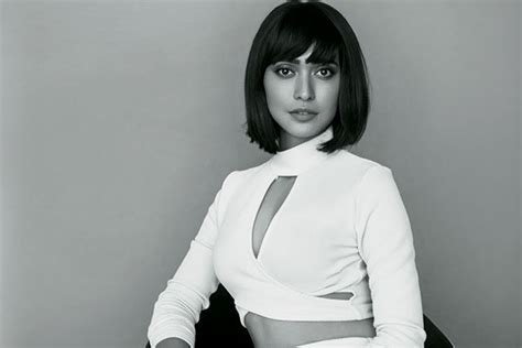10 things about sayani gupta the actress who plays srk s close aide in fan