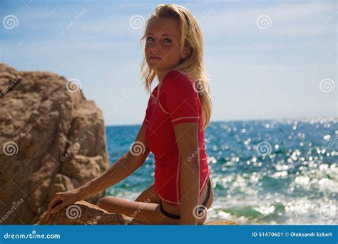 Sexy Mädchen Im Sportwear Und Tanga Auf Dem Felsigen Strand Stockbild