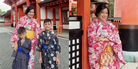 10 Potret Titi Kamal Dan Keluarga Liburan Ke Jepang Kompakan Pakai