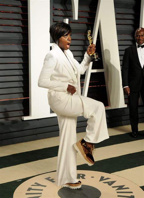 See She Cant Stop Posing Viola Davis Wearing Sneakers At The Oscars