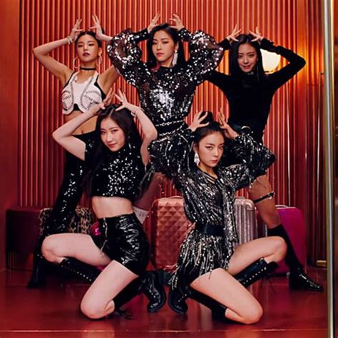 get to know the 5 members of south korean girl group itzy e online ap