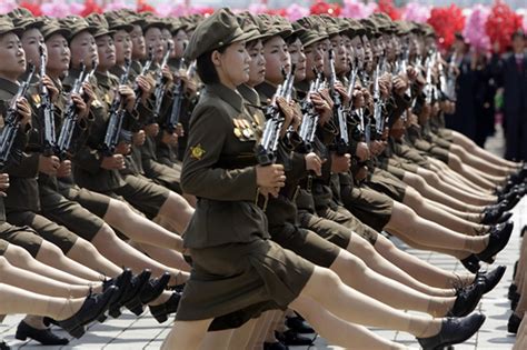 las mujeres soldadas de corea del norte en el desfile los 60 años del