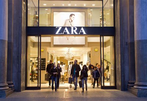 zara store customers walking    zara shop located  passeig de gracia  ad walking
