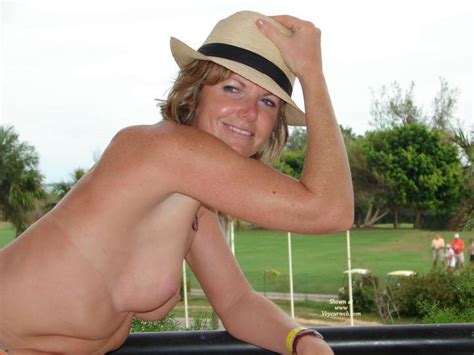 nude amateur vacation nude in public photos at voyeurweb