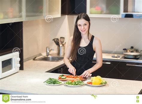 giovane donna che cucina nella cucina immagine stock free download