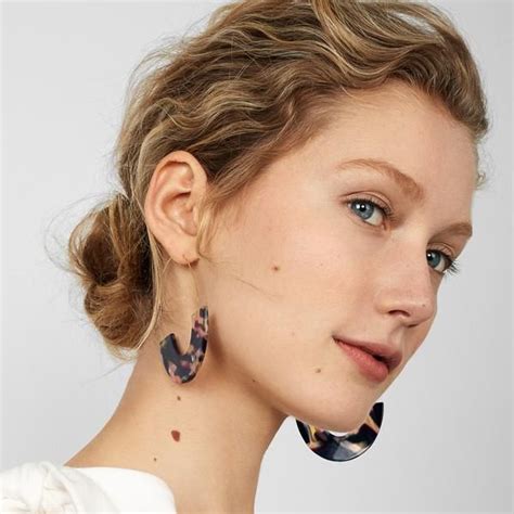 wear  trendy earrings   fresh   theyre versatile