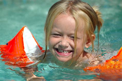 dziewczynka w basenie obraz stock obraz złożonej z basenie 155547915