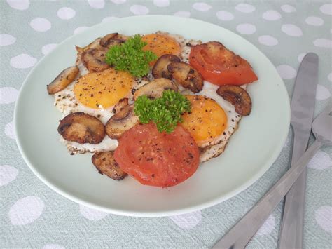 gezond slank met keto recepten vegetarisch keto ontbijt gebakken eieren met tomaat en
