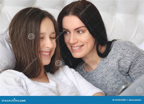 belle mère et sa fille mignonne se parlant photo stock image du