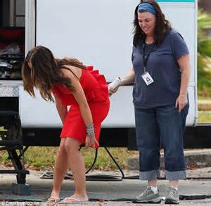 Lights Camera Spray Tan Minka Kelly Touches Up Her Legs Before