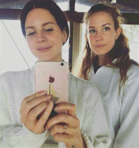 Lana Del Rey And Her Sister Chuck Grant Ldr Selfie Com Imagens