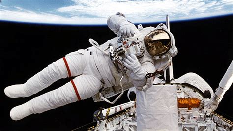 astronotlari hayata baglayacak yeni uzay kiyafeti log