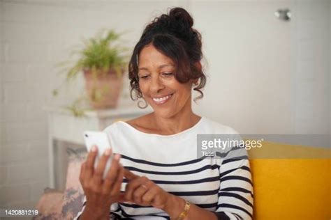 Mature Woman Couch Smile Photos Et Images De Collection Getty Images