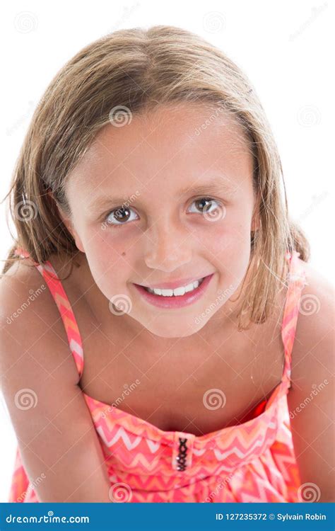 portret van jong meisje  de zomer roze kleding stock foto image