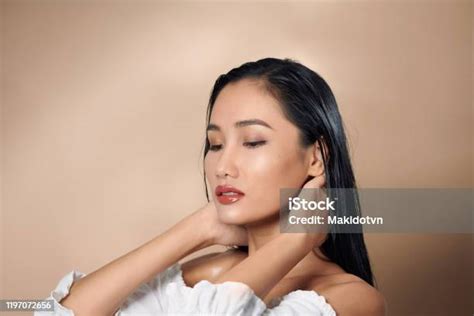 아름 다운 매력적인 우아한 아시아 여자 손 터치 얼굴 모델 스튜디오 사진 촬영 고립 된 흰색 배경에 포즈 건강한 생활방식에 대한