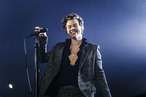 Harry Styles Calls Fan S Mother On Stage At Los Angeles Concert Iheart