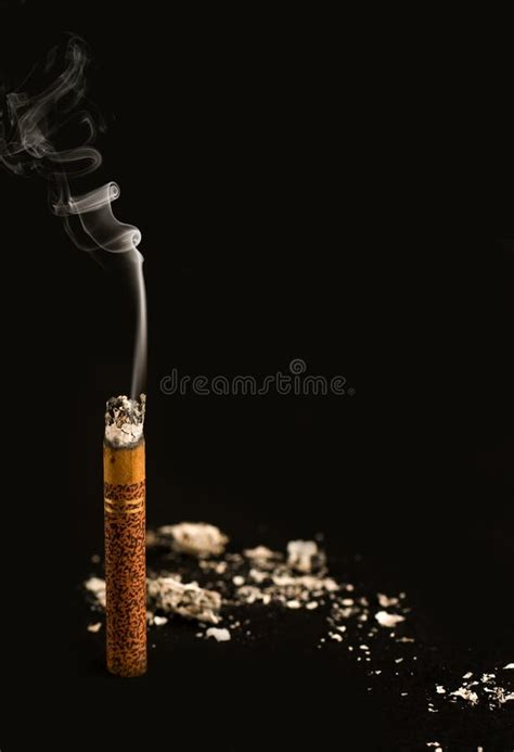 rokende sigaret stock afbeelding image  roken verslaving