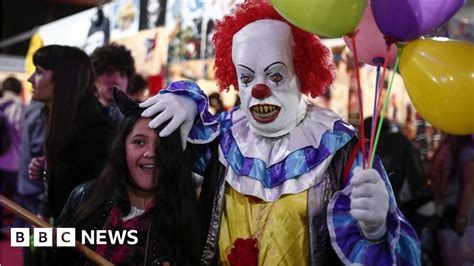 clown sightings australia police won t tolerate antics bbc news