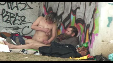 Секс в тройничке с бездомной на улице xhamster