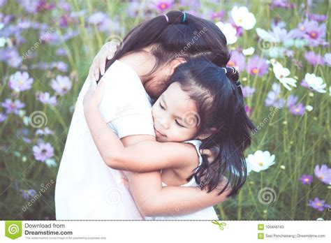 due bambine asiatiche che si abbracciano con amore