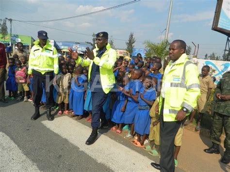 kamonyi  gutangiza police week beretse abanyeshuri uko bakoresha umuhanda kigali today