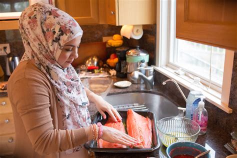 a muslim cook wanted to stop the hate so she started inviting