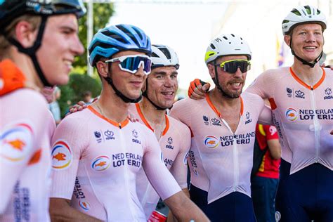 nederlandse wk ploeg met nieuwe kledij cyclingbe